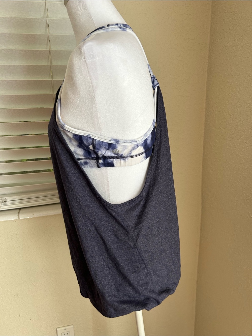 Lululemon 🍋 athletica Navy V-Neck Tank with tie dye bra attached - Picture 4 of 6